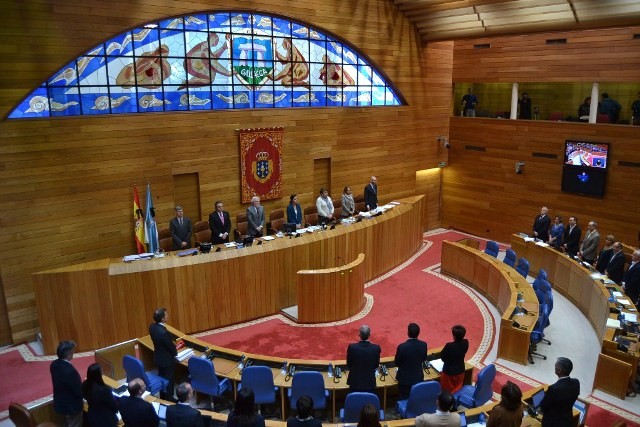 O Parlamento súmase ás institucións que hoxe gardaron un minuto de silencio polas vítimas do accidente aéreo